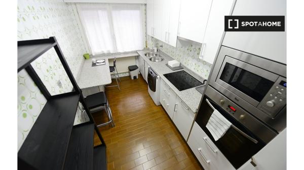 Se alquila habitación en piso de 3 dormitorios en Santutxu, Bilbao