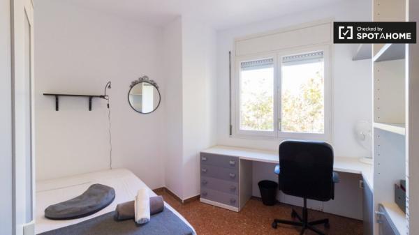 Se alquila habitación en piso de 5 habitaciones en Barcelona