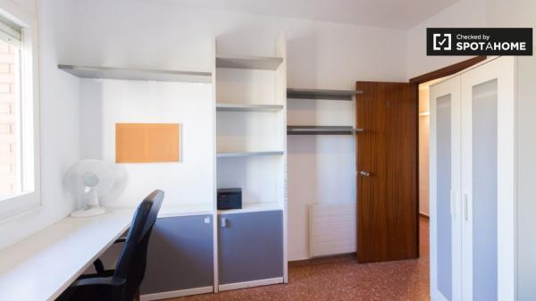 Se alquila habitación en piso de 5 habitaciones en Barcelona