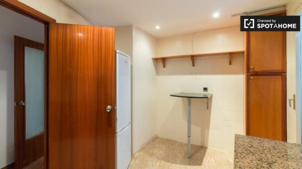 Se alquila habitación en piso de 5 habitaciones en Barcelona