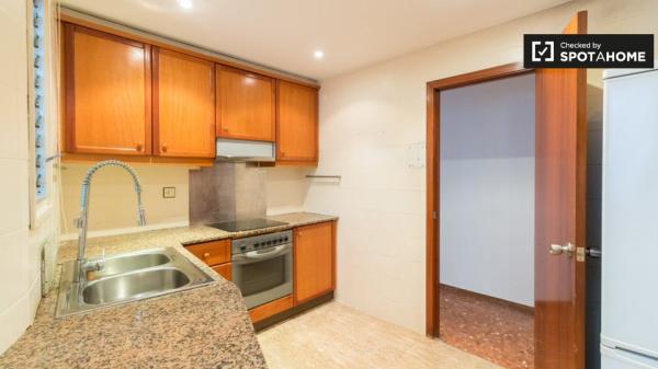 Se alquila habitación en piso de 5 habitaciones en Barcelona