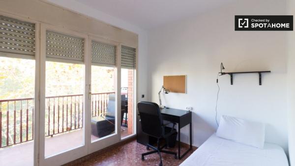 Se alquila habitación en piso de 5 habitaciones en Barcelona