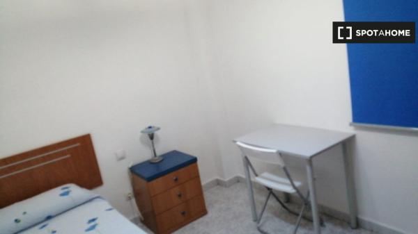 Quartos para alugar em apartamento de 3 quartos em Poligono Sur