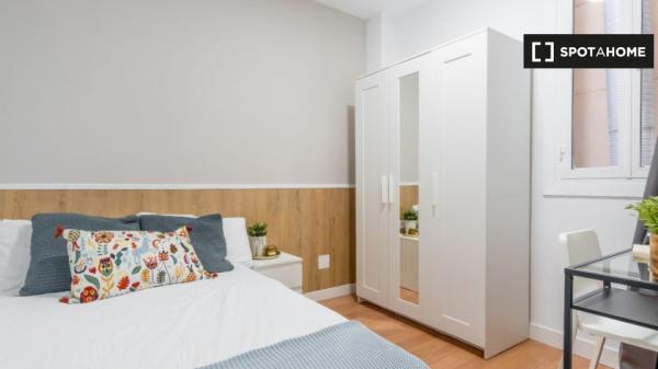 Room for rent in 11-bedroom apartment in Madrid