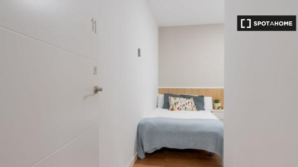 Room for rent in 11-bedroom apartment in Madrid