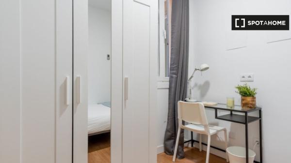 Room for rent in 11-bedroom apartment in Madrid