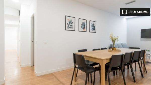 Room for rent in 11-bedroom apartment in Madrid