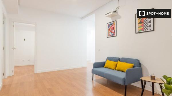 Room for rent in 11-bedroom apartment in Madrid