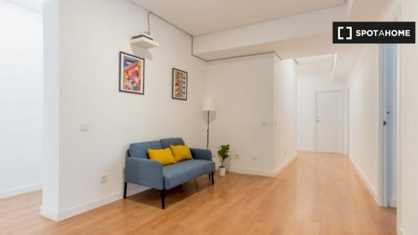 Room for rent in 11-bedroom apartment in Madrid