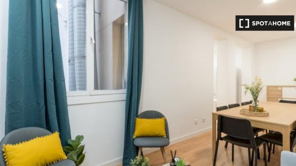 Room for rent in 11-bedroom apartment in Madrid