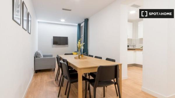 Room for rent in 11-bedroom apartment in Madrid