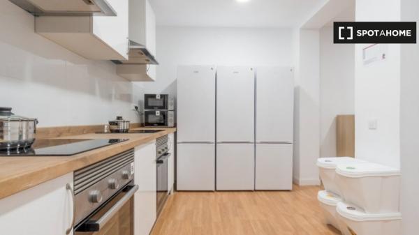 Room for rent in 11-bedroom apartment in Madrid