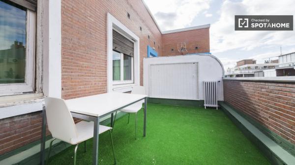 Relajante habitación en apartamento de 5 dormitorios en Salamanca, Madrid