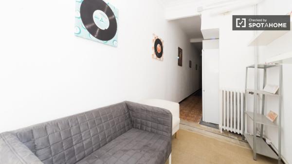 Relajante habitación en apartamento de 5 dormitorios en Salamanca, Madrid