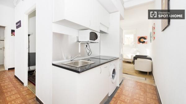 Relajante habitación en apartamento de 5 dormitorios en Salamanca, Madrid