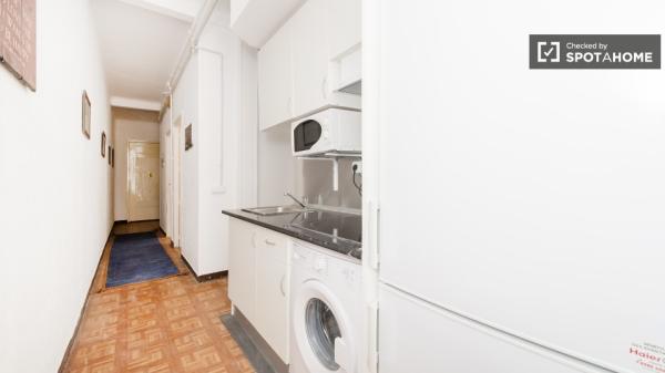 Relajante habitación en apartamento de 5 dormitorios en Salamanca, Madrid