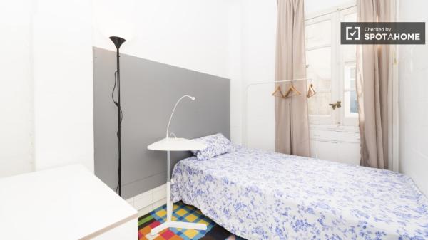 Relajante habitación en apartamento de 5 dormitorios en Salamanca, Madrid