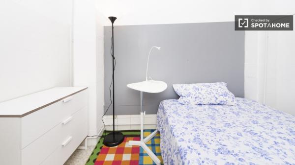 Relajante habitación en apartamento de 5 dormitorios en Salamanca, Madrid