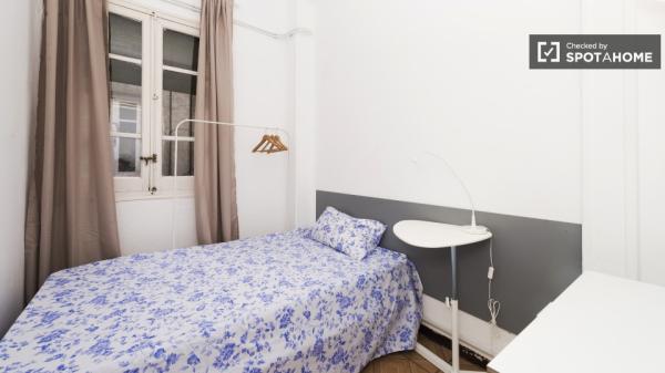 Relajante habitación en apartamento de 5 dormitorios en Salamanca, Madrid