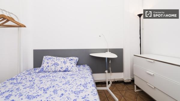 Relajante habitación en apartamento de 5 dormitorios en Salamanca, Madrid