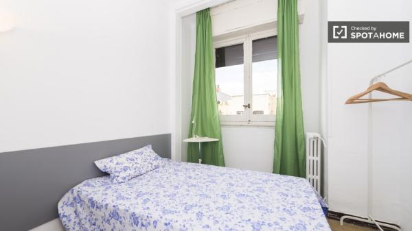 Relajante habitación en apartamento de 5 dormitorios en Salamanca, Madrid