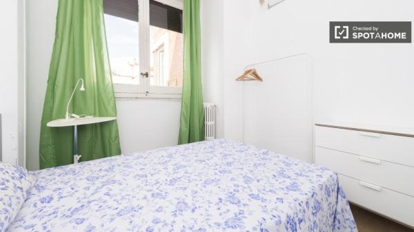 Relajante habitación en apartamento de 5 dormitorios en Salamanca, Madrid