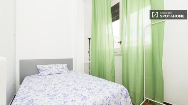 Relajante habitación en apartamento de 5 dormitorios en Salamanca, Madrid