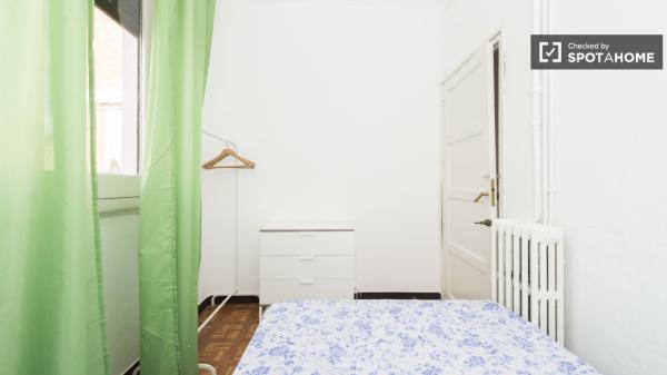 Relajante habitación en apartamento de 5 dormitorios en Salamanca, Madrid