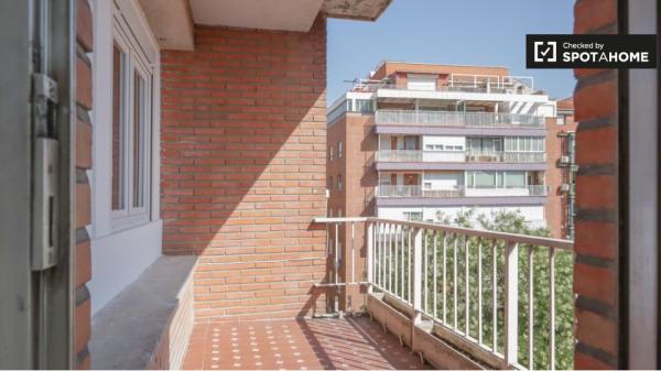 Se alquila habitación en apartamento de 6 habitaciones en Quintana