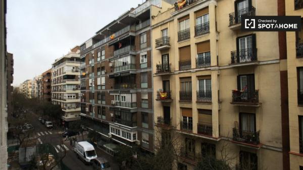 Stanza in affitto in appartamento con 5 camere da letto a Salamanca, Madrid