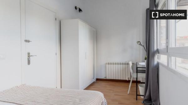 ¡Habitaciones en alquiler en piso de 4 dormitorios en Madrid!