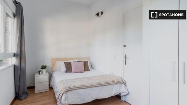 ¡Habitaciones en alquiler en piso de 4 dormitorios en Madrid!