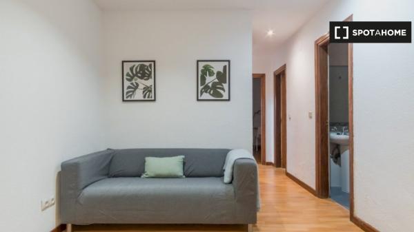 ¡Habitaciones en alquiler en piso de 4 dormitorios en Madrid!