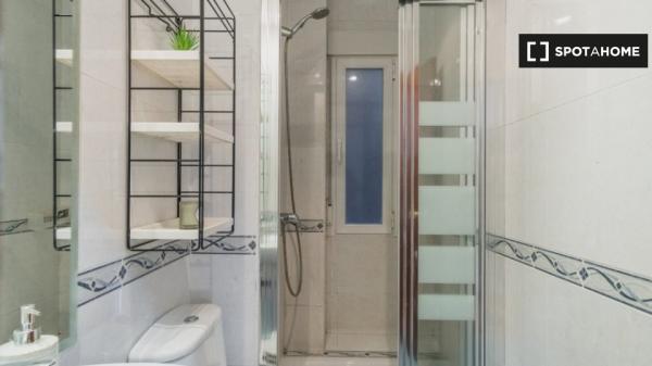 ¡Habitaciones en alquiler en piso de 4 dormitorios en Madrid!