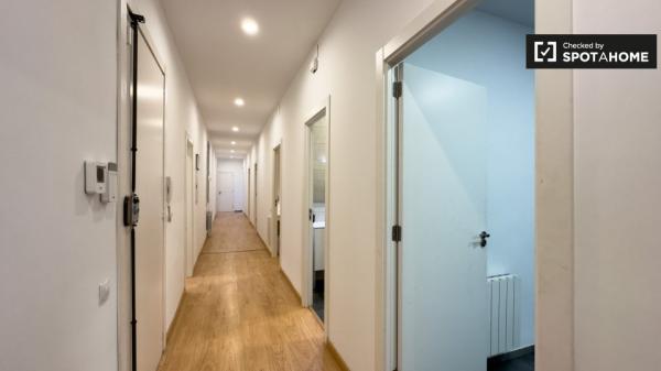 Zimmer zu vermieten in 7-Zimmer-Wohnung in El Raval, Barcelona