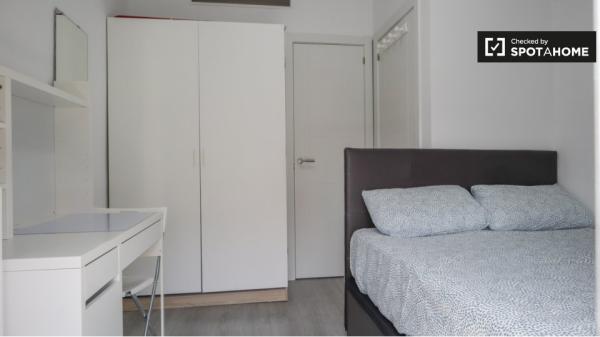 Zimmer zu vermieten in 5-Zimmer-Wohnung in Portazgo, Madrid