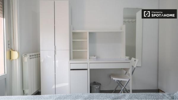 Zimmer zu vermieten in 5-Zimmer-Wohnung in Portazgo, Madrid