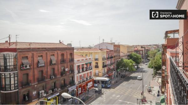 Zimmer zu vermieten in 5-Zimmer-Wohnung in Portazgo, Madrid