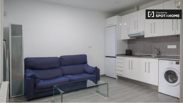 Zimmer zu vermieten in 5-Zimmer-Wohnung in Portazgo, Madrid