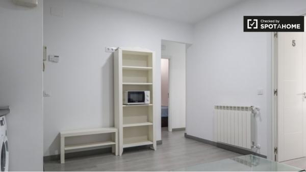 Zimmer zu vermieten in 5-Zimmer-Wohnung in Portazgo, Madrid