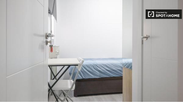 Zimmer zu vermieten in 5-Zimmer-Wohnung in Portazgo, Madrid