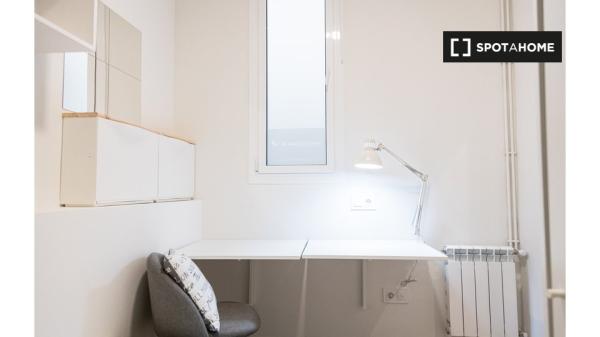 Habitaciones para alquilar en apartamento de 4 dormitorios en Barcelona