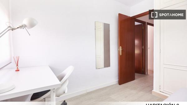 Habitación en piso de 4 dormitorios en Porvenir, Sevilla