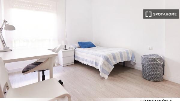 Habitación en piso de 4 dormitorios en Porvenir, Sevilla