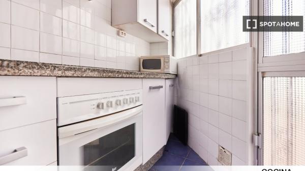 Quarto em apartamento de 4 quartos em Porvenir, Sevilha