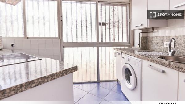 Quarto em apartamento de 4 quartos em Porvenir, Sevilha