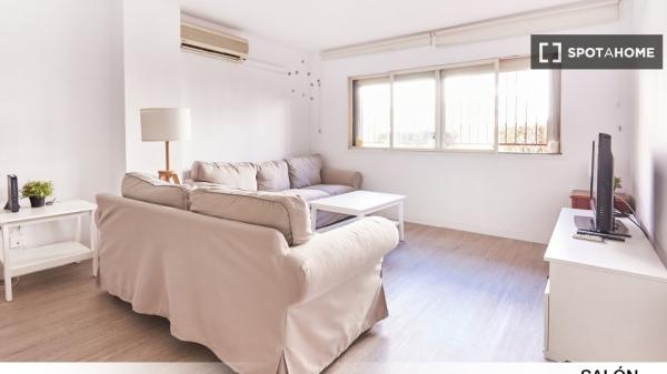 Habitación en piso de 4 dormitorios en Porvenir, Sevilla