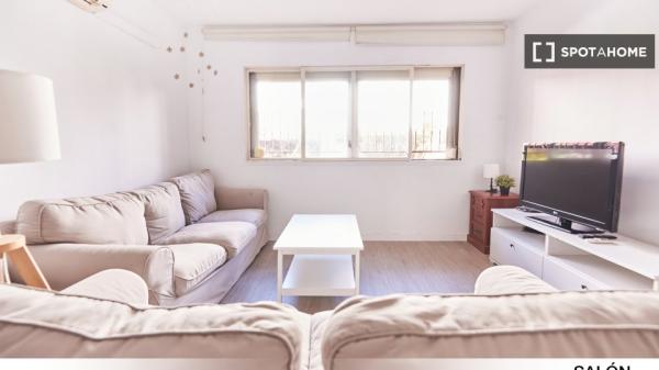 Habitación en piso de 4 dormitorios en Porvenir, Sevilla