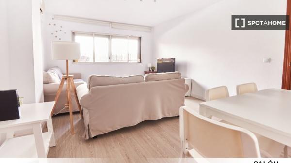 Quarto em apartamento de 4 quartos em Porvenir, Sevilha