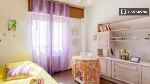 Chambre à louer dans un appartement de 4 chambres à Saragosse, Saragosse